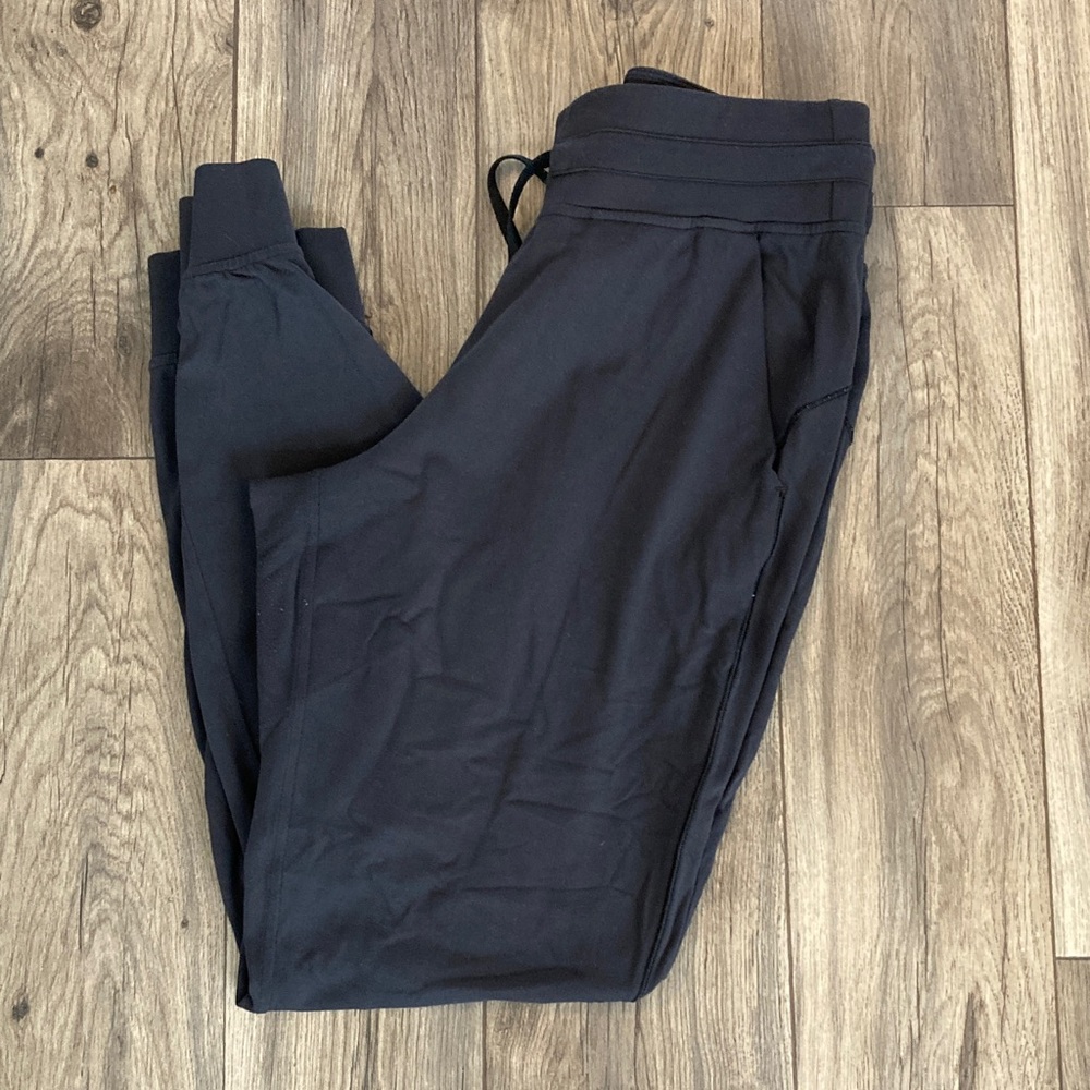 lululemon athletica Woman’s Black Joggers Size 8